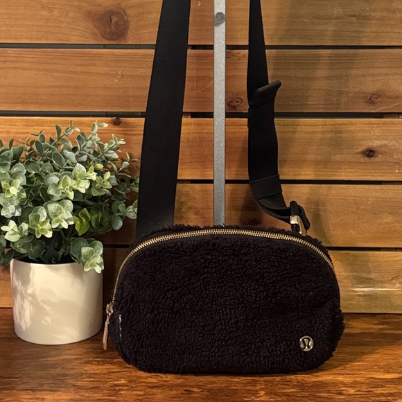Lululemon Everywhere Belt Bag Fleece Sherpa Black/Gold - Picture 3 of 5